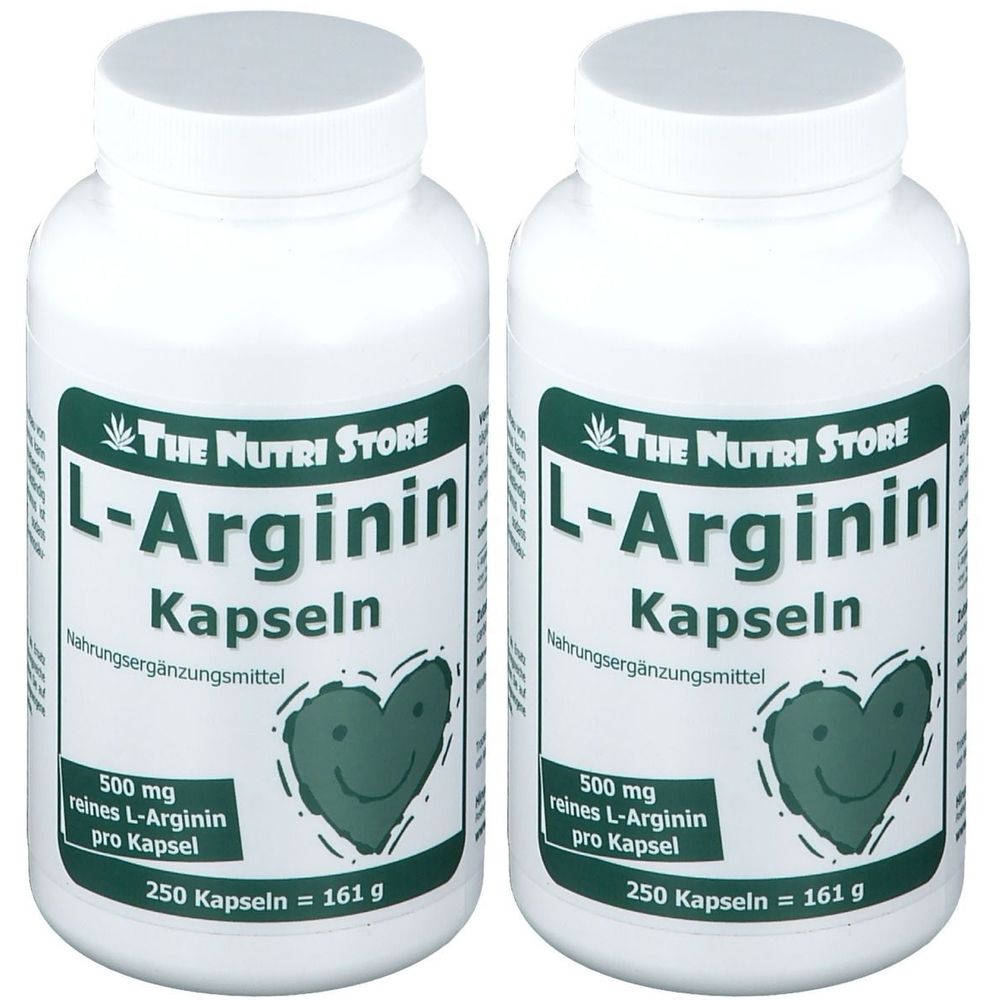 Zwei weiße Flaschen mit L-Arginin Kapseln. Aufschrift: The Nutri Store, L-Arginin, 500 mg reines L-Arginin pro Kapsel, 250 Kapseln = 161 g.