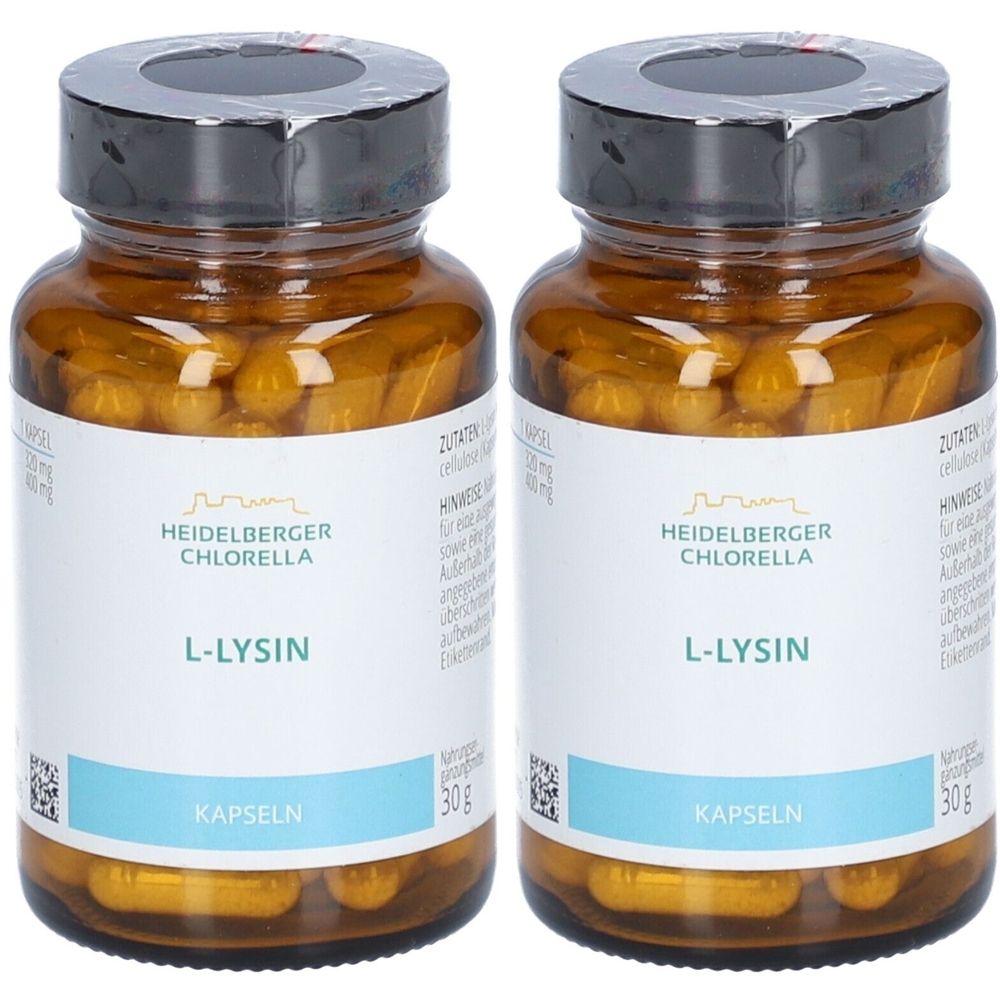 Zwei Flaschen Heidelberger Chlorella L-Lysin Kapseln. Braune Glasflaschen mit schwarzen Deckeln und Etiketten. Kapseln sichtbar.