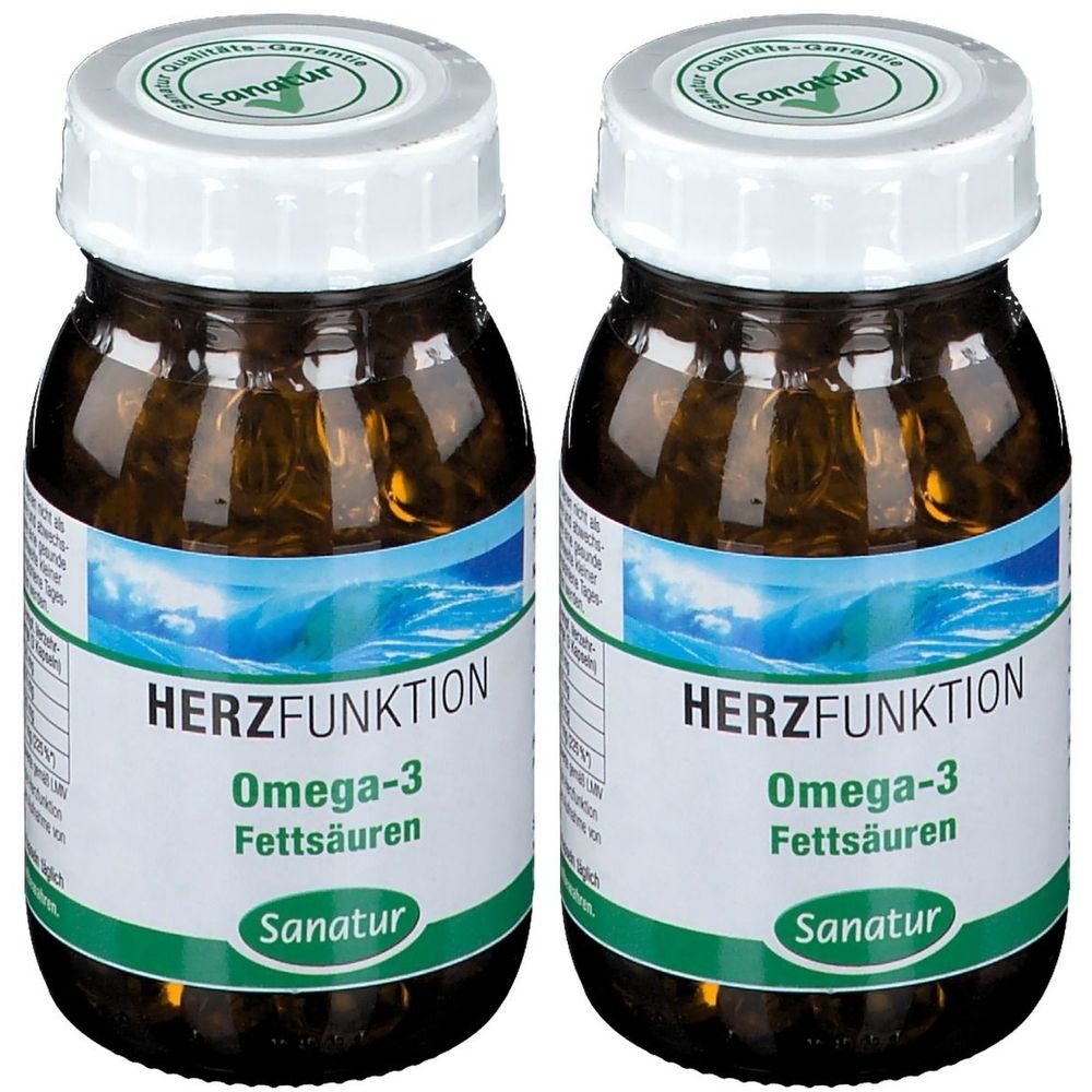 Zwei braune Glasflaschen mit weißen Deckeln. Etiketten mit der Aufschrift "HERZFUNKTION Omega-3 Fettsäuren" und dem Logo "Sanatur".