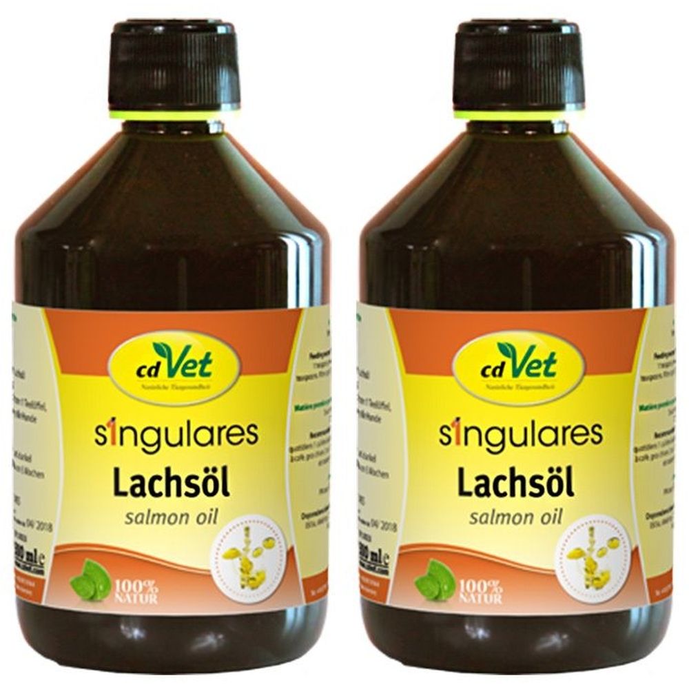 Zwei Flaschen Lachsöl. Auf den Etiketten steht "cd Vet singulares Lachsöl". Die Flaschen haben einen schwarzen Deckel und ein gelb-oranges Etikett.