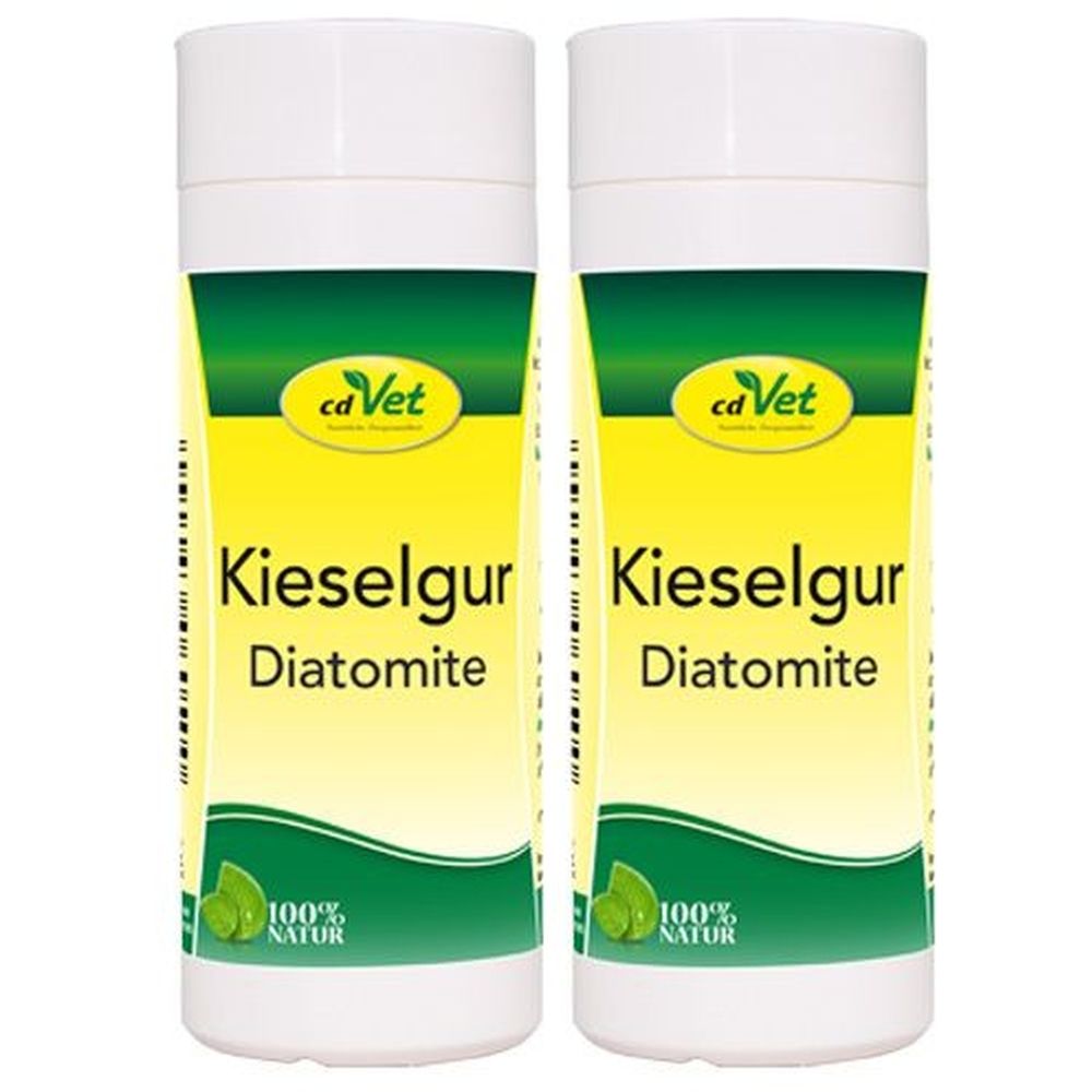 Zwei zylindrische Behälter mit weißem Deckel. Auf gelbem Hintergrund steht "Kieselgur Diatomite" und das Logo "cd Vet".