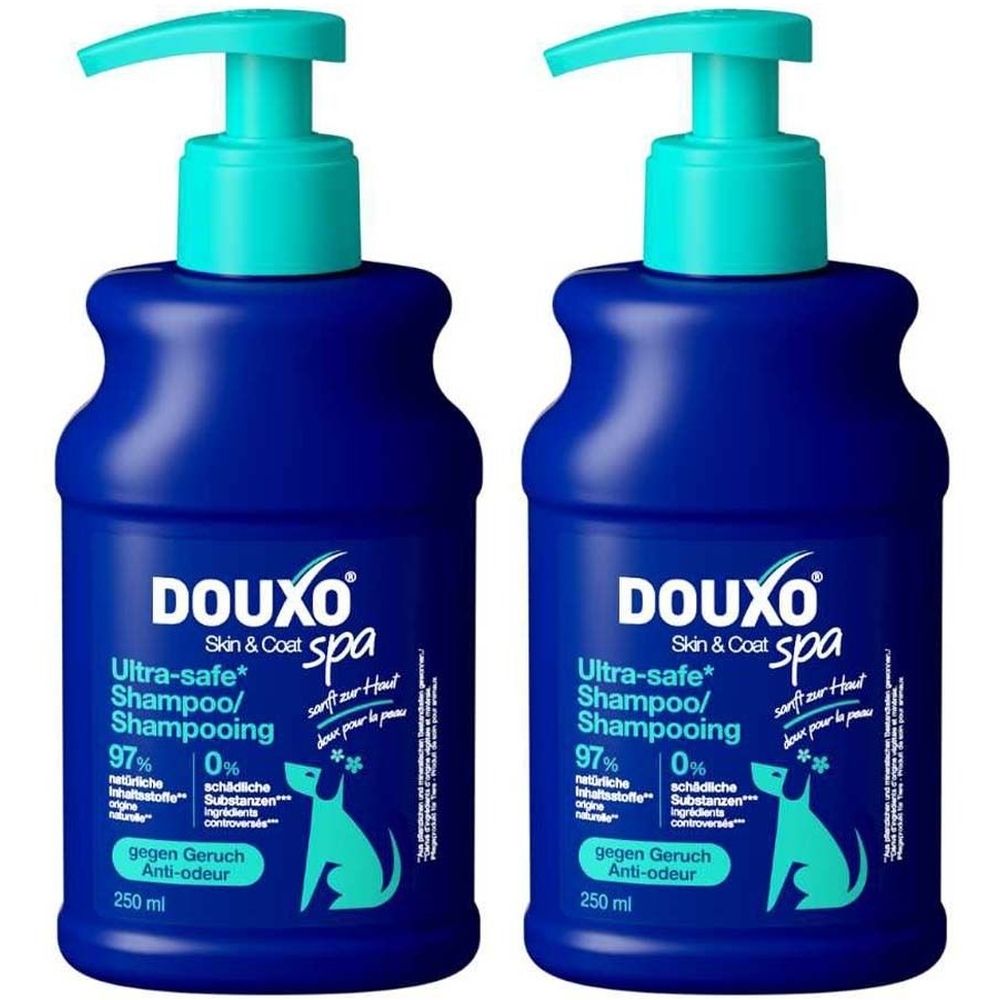 Zwei blaue Flaschen mit türkisfarbenen Pumpköpfen. Aufschrift DOUXO Spa, Ultra-safe Shampoo, gegen Geruch. 250 ml.
