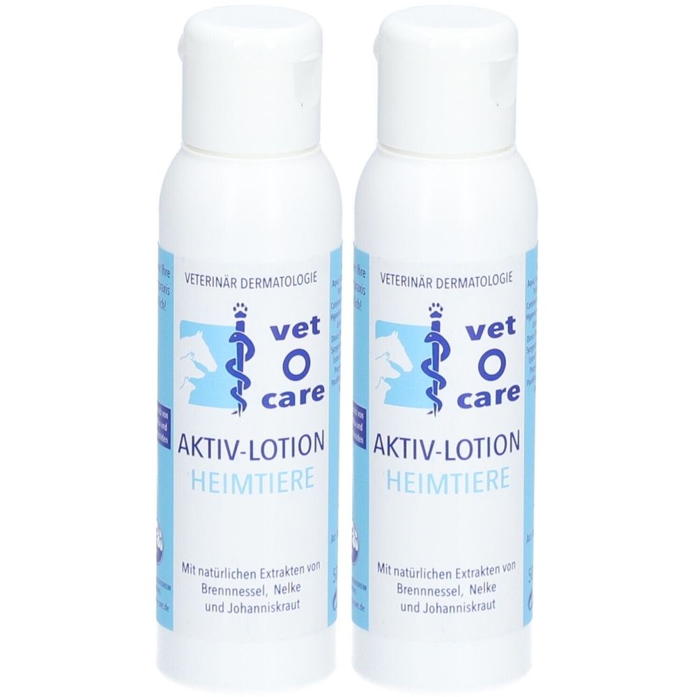 Zwei weiße Flaschen mit Klappdeckel. Aufschrift: vet care, Aktiv-Lotion für Heimtiere. Blaue Etiketten mit Text und Logo.
