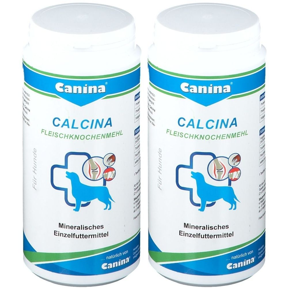 Zwei weiße Flaschen mit blau-grüner Beschriftung. Aufschrift: Canina CALCINA Fleischknochenmehl. Logo mit Hund und Knochen. Mineralisches Einzelfuttermittel.