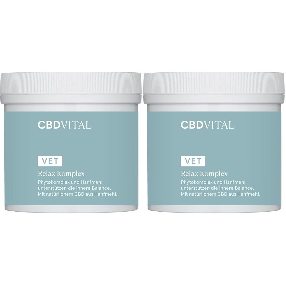 Zwei weiße Behälter mit blauem Etikett. Aufschrift: CBDVITAL, VET, Relax Komplex. Enthält Phytokomplex und Hanfmehl.