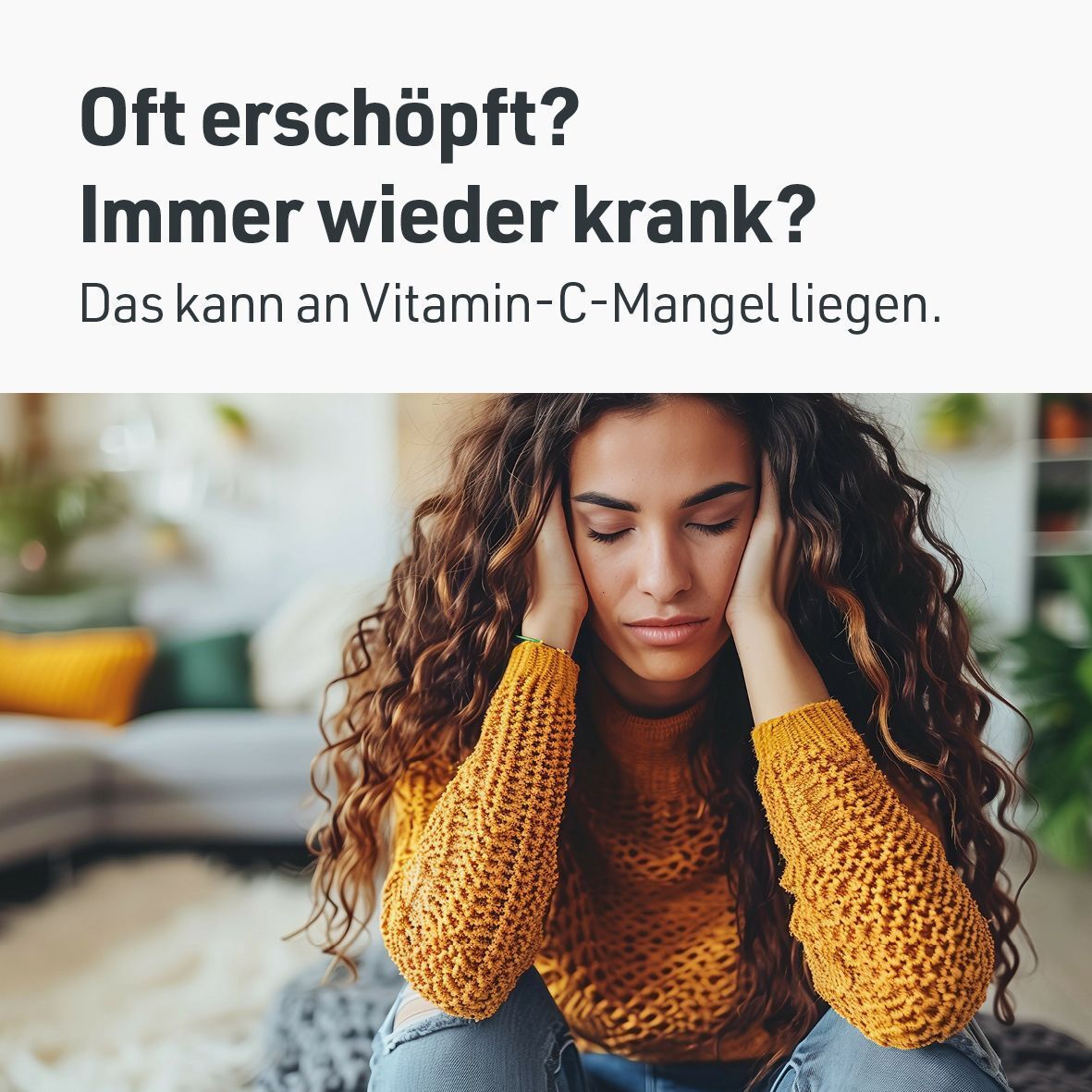 Frau mit Kopfschmerzen. Text: Vitamin-C-Mangel. Gelbe Verpackung Vitamin C 1000. Gelbe Verpackung mit weißer Schrift.
