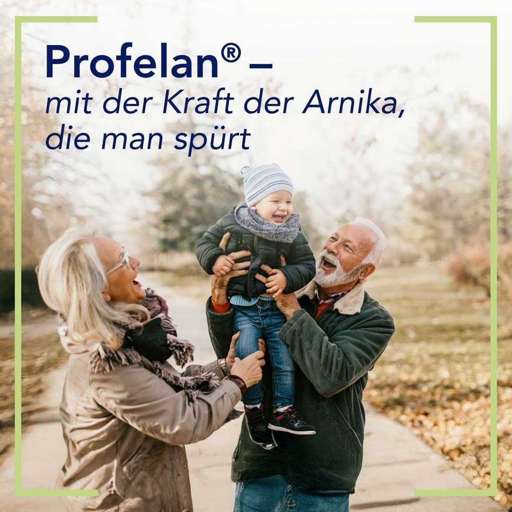 Großeltern heben ein Kind in die Luft. Text: Profelan - mit der Kraft der Arnika, die man spürt.