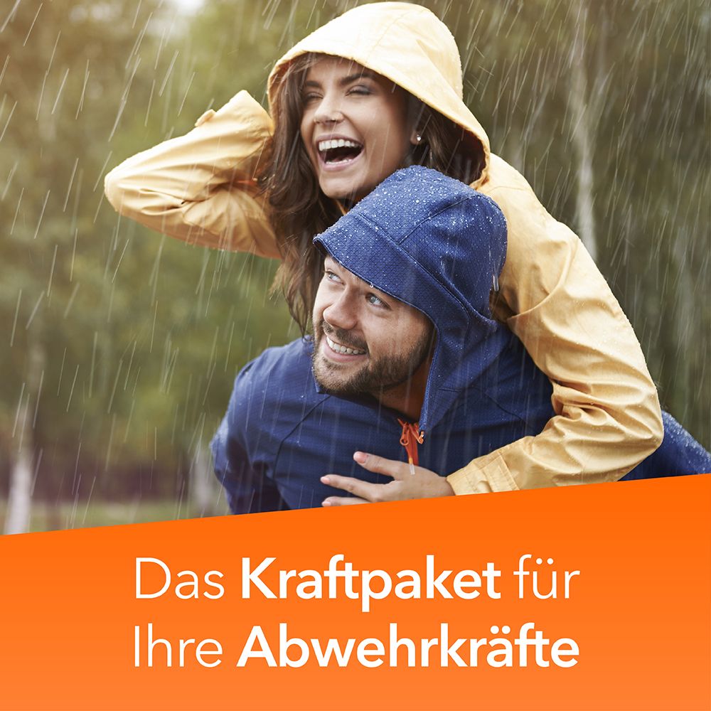 Ein Paar lacht im Regen, steht für Abwehrkräfte.