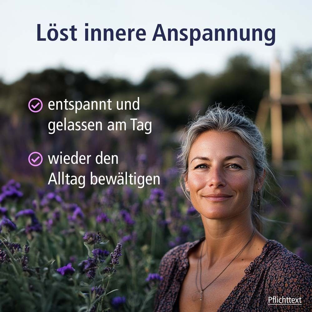 Frau lächelt in Blumenfeld. Text: Löst innere Anspannung. Entspannt und gelassen am Tag. Wieder den Alltag bewältigen.