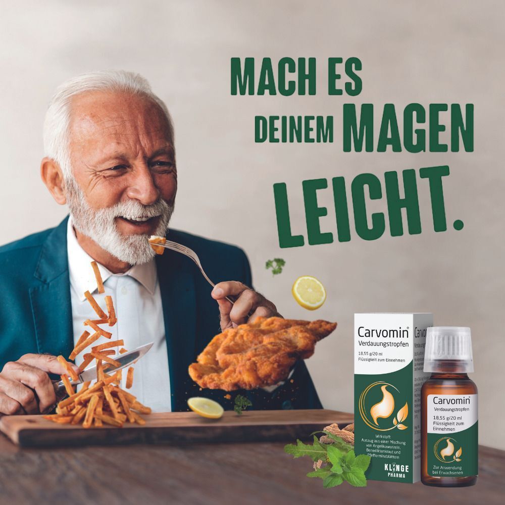 Älterer Mann isst. Auf dem Tisch: Carvomin® Verdauungstropfen, Zitrone, Pommes, Schnitzel. Text: Mach es deinem Magen leicht.