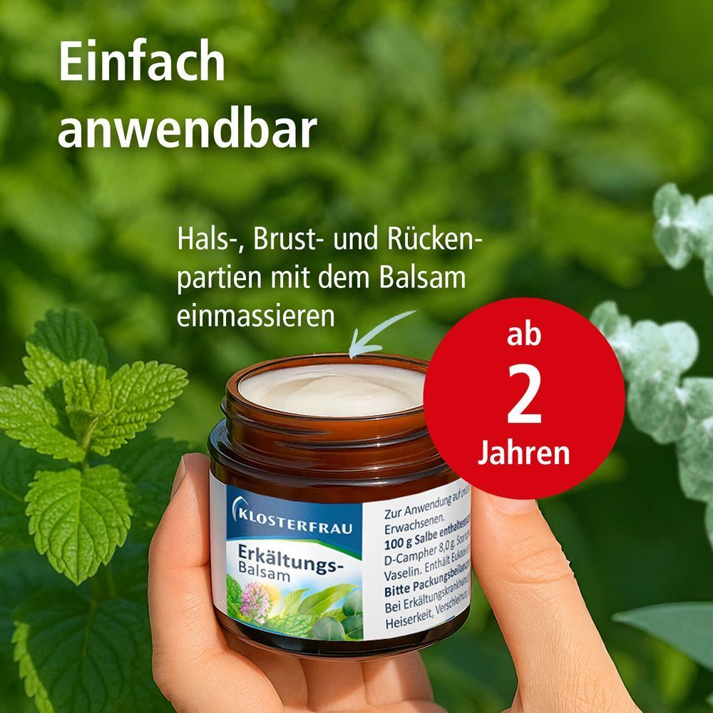 Hand hält ein Glas KLOSTERFRAU Erkältungs-Balsam. Text: Hals-, Brust- und Rückenpartien einmassieren. Roter Kreis: ab 2 Jahren.