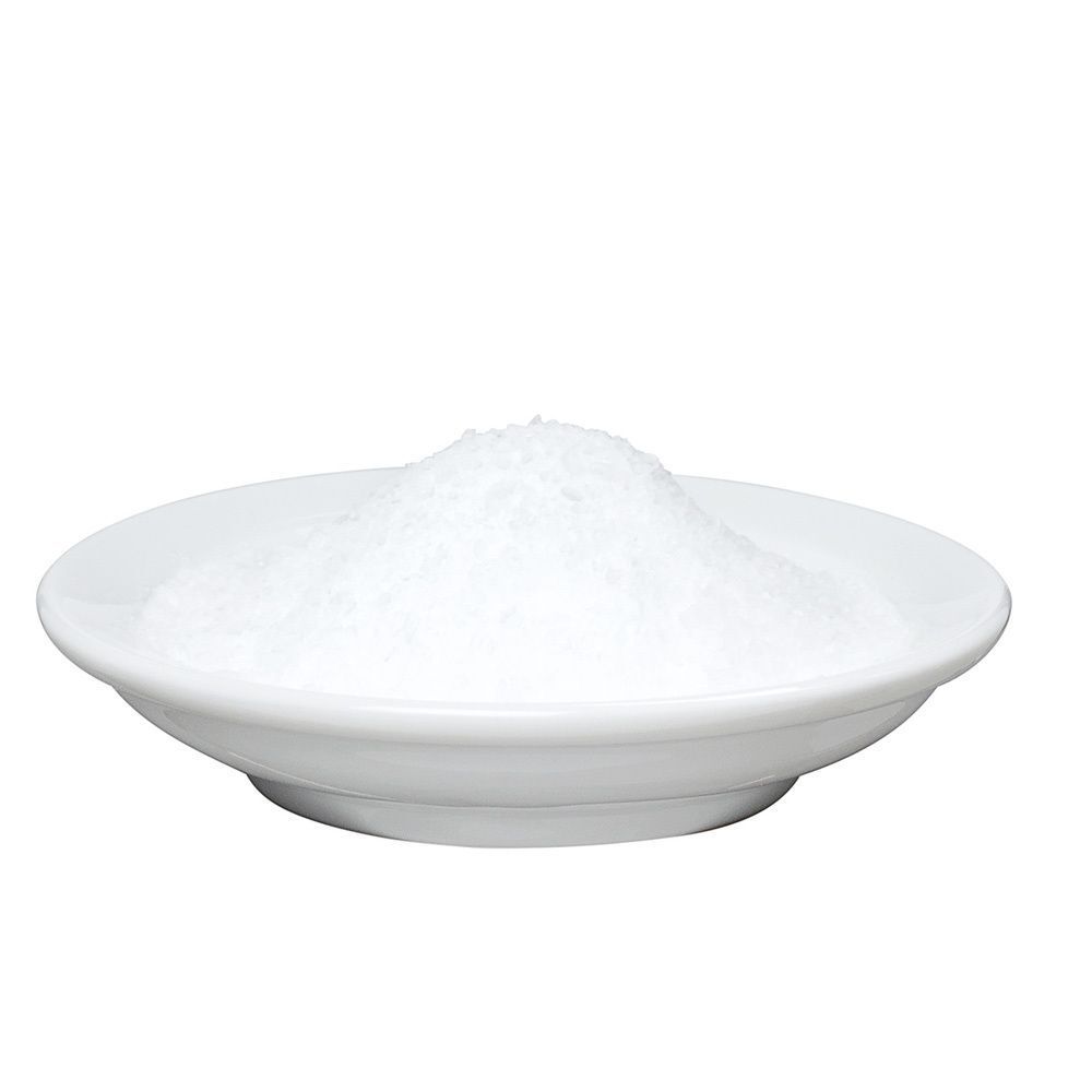 Weißes Pulver auf einem weißen Teller. Keine weiteren Elemente.