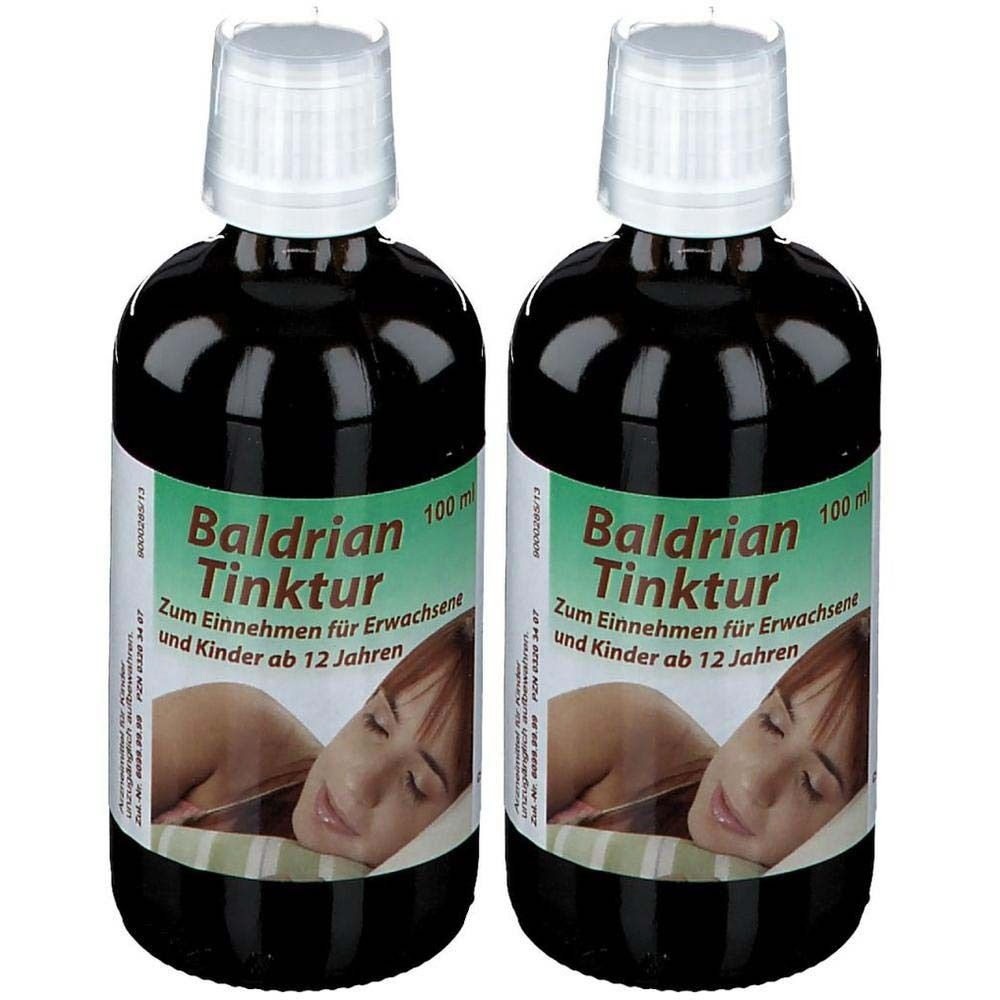 Zwei Flaschen mit dunkler Flüssigkeit und weißem Verschluss. Auf den Etiketten steht "Baldrian Tinktur".