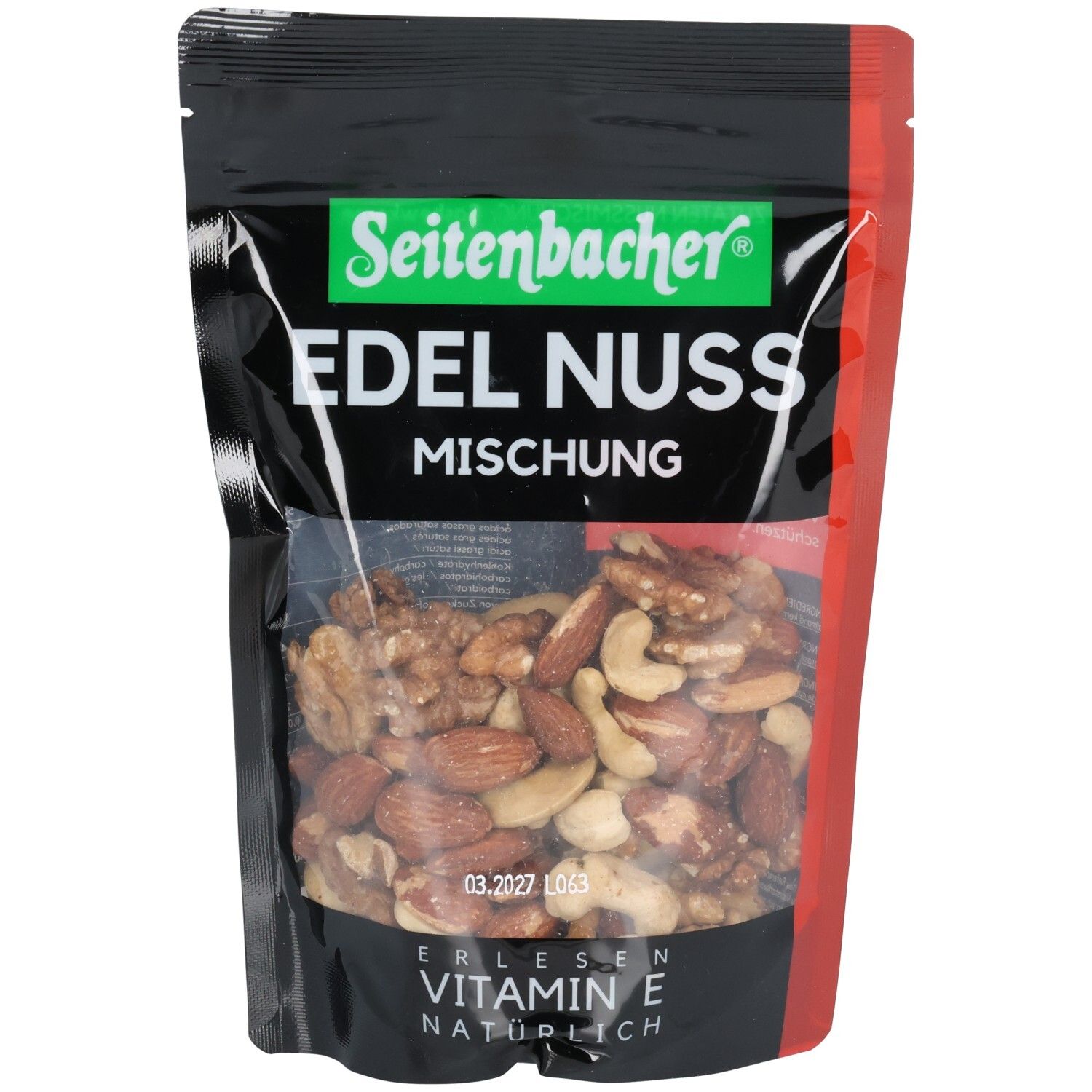 Schwarze Tüte mit Seitenbacher Edelnuss-Mischung. Klarsichtfenster zeigt Nüsse. Grüner Schriftzug, "EDEL NUSS MISCHUNG".