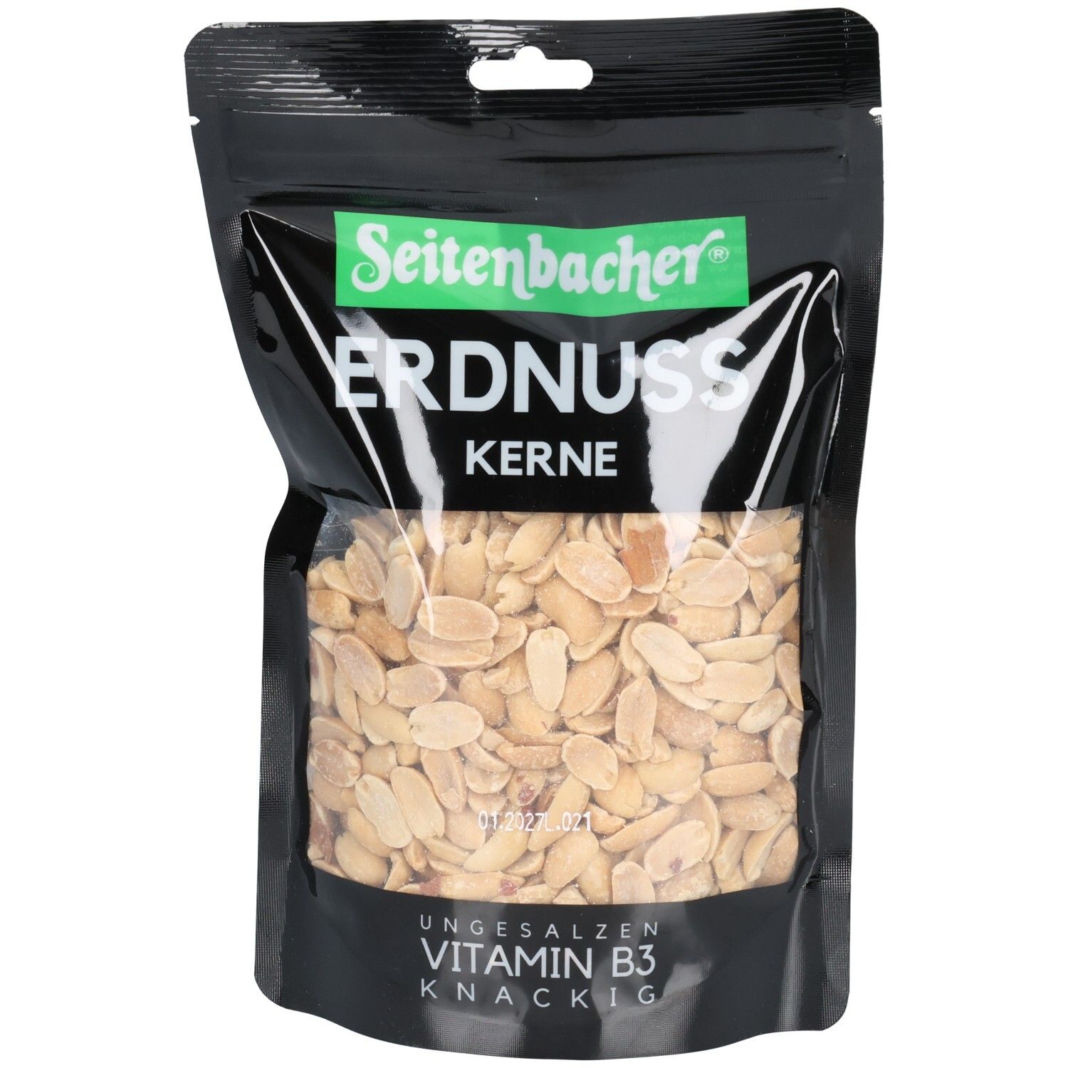 Schwarze Tüte mit Erdnusskernen. Seitenbacher-Logo und Produktbezeichnung. Ungesalzen, Vitamin B3, knackig.