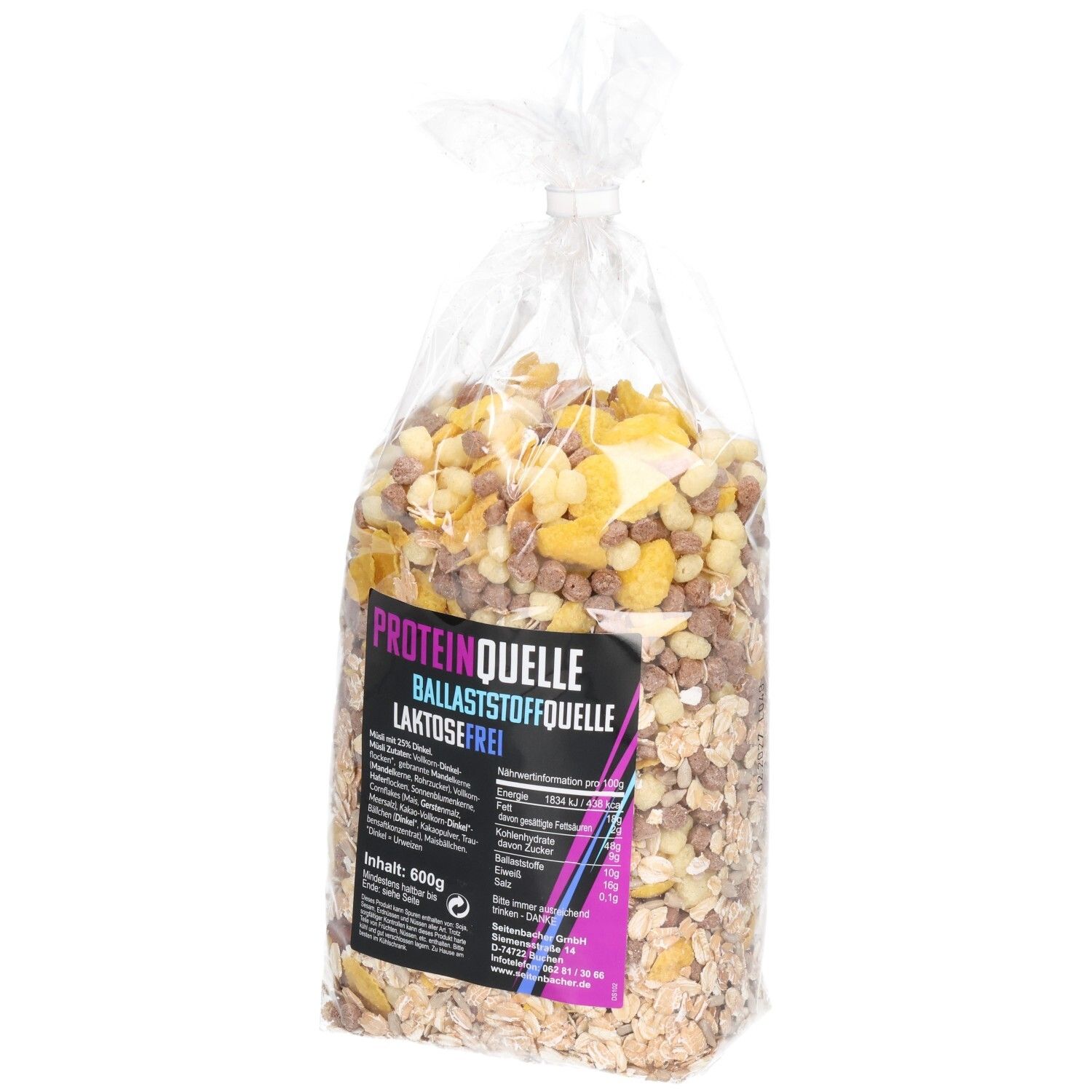 Transparente Tüte mit Müsli. Aufdruck: Proteinquelle, Ballaststoffquelle, laktosefrei. Enthält Getreideflocken, Trockenfrüchte und Cerealien.