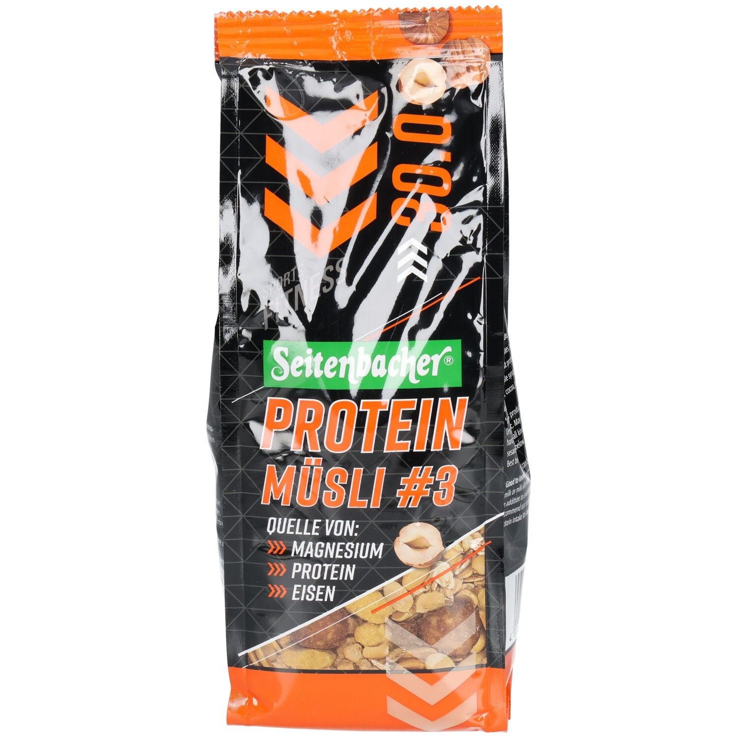 Vorderansicht der Verpackung von Seitenbacher Protein Müsli #3. Schwarzer Beutel mit orangefarbenen Details. Produktname und Zutaten.