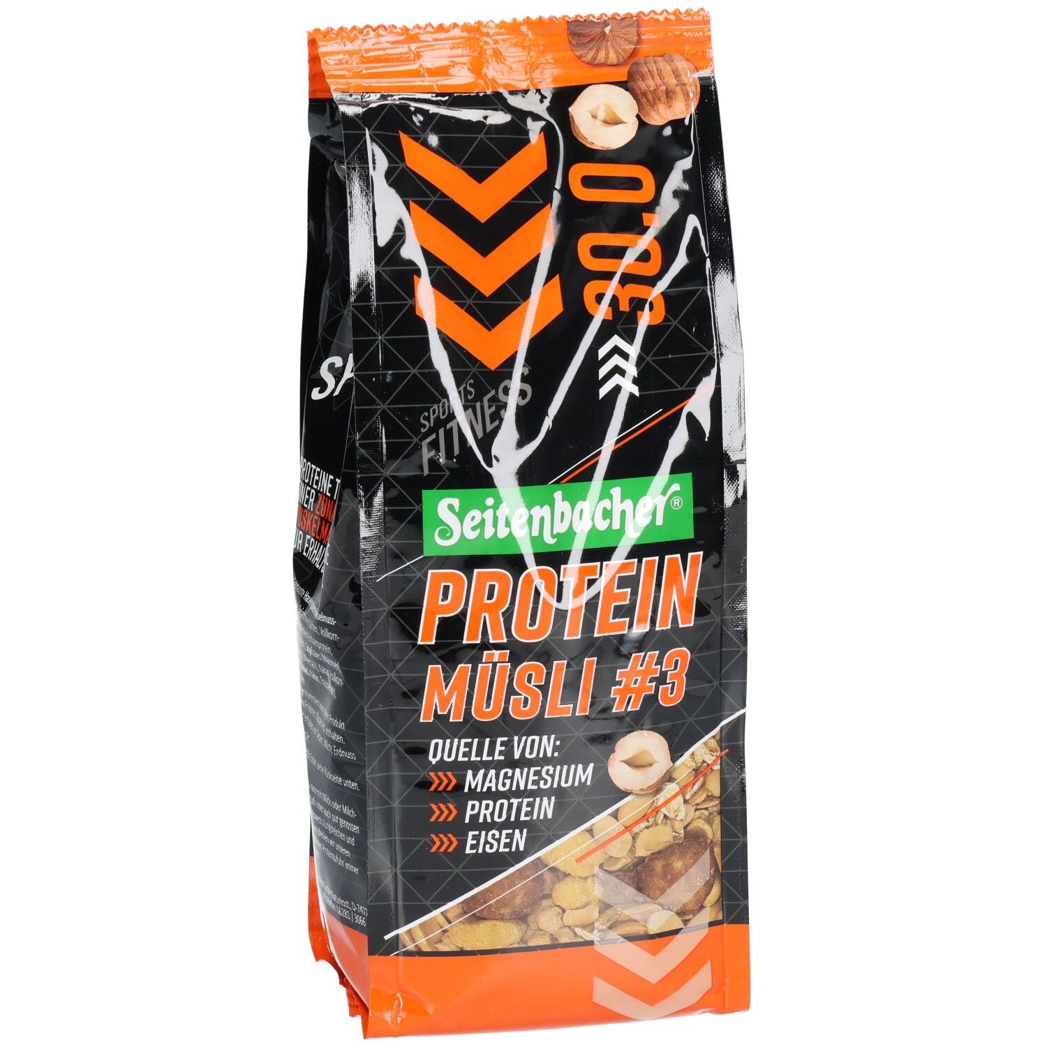 Vorderansicht der Verpackung von Seitenbacher Protein Müsli #3. Schwarzer Beutel mit orangefarbenen Details. Produktname und Zutaten.