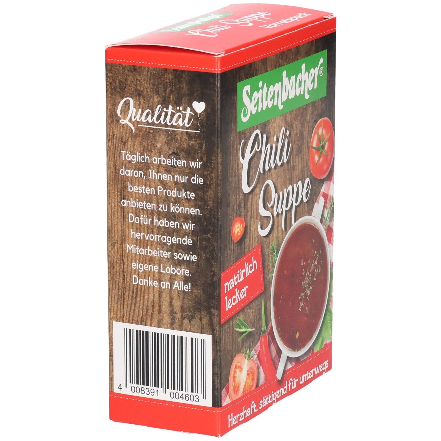 Seitenbacher Chili Suppe Verpackung. Rote Box, Seitenansicht. Text: Qualität, Barcode. Produktbild und Text. Holzoptik Hintergrund.