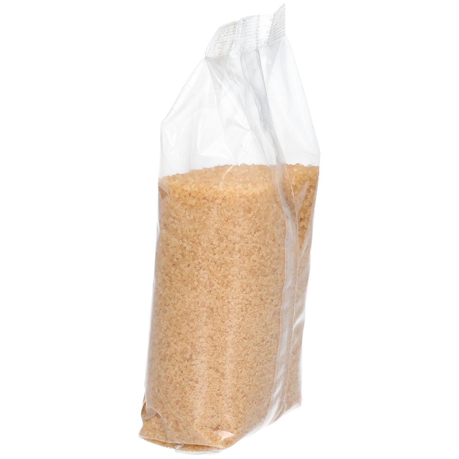 Brauner Rohrzucker in transparenter Verpackung. Seitenansicht. Verpackung leicht schräg.