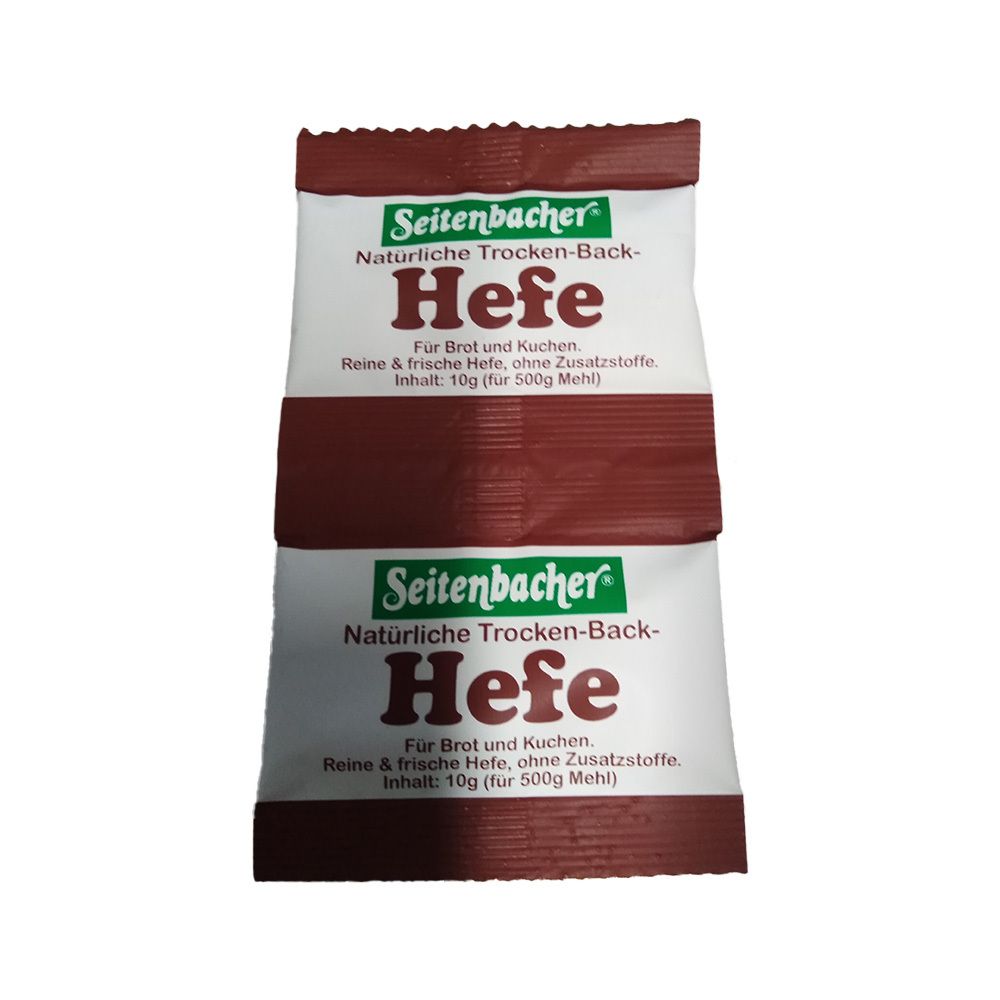 Zwei Beutel Seitenbacher Hefe. Weiß-braune Verpackung mit Produktnamen und Text. Aufschrift: Reine & frische Hefe, ohne Zusatzstoffe.