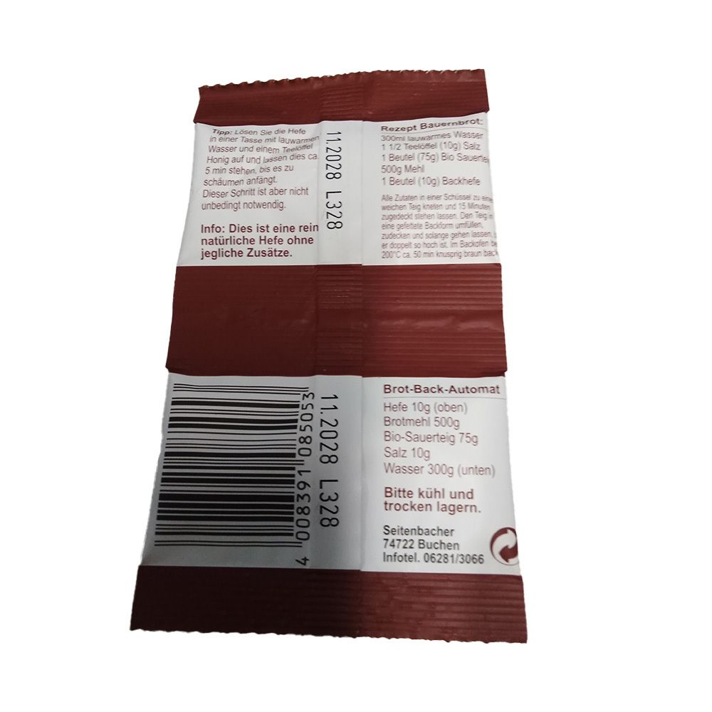 Rückseite von zwei Beuteln Seitenbacher Hefe. Braune Verpackung mit Text und Barcode. Text: Brot-Back-Automat, Zutaten, kühl und trocken lagern.