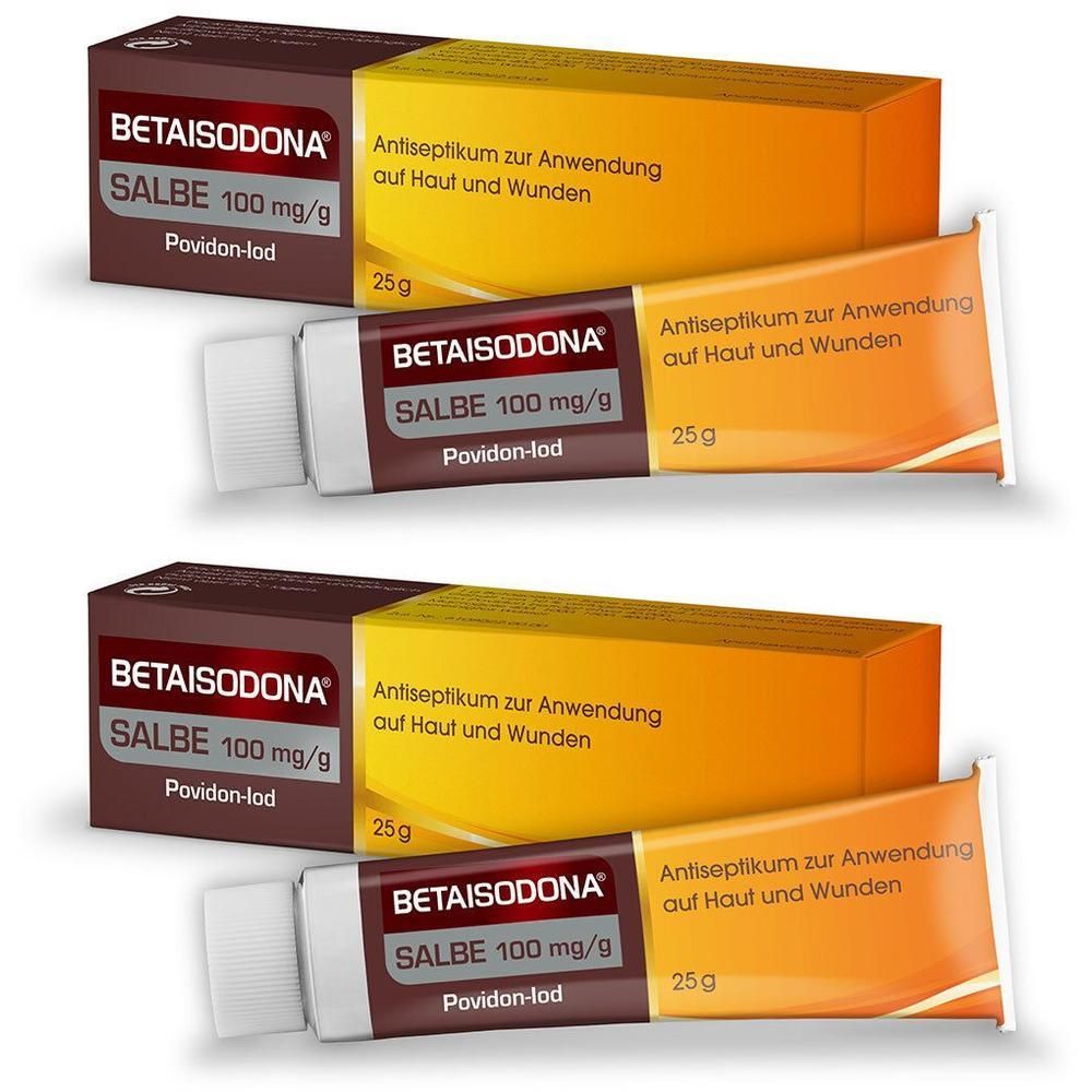 Zwei Packungen und zwei Tuben Salbe. Aufschrift: Betaisodona Salbe 100 mg/g. Antiseptikum zur Anwendung auf Haut und Wunden.