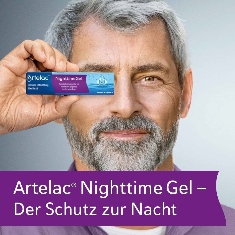 Ein Mann hält eine kleine Packung Artelac Nighttime Gel vor seinem Auge. Produktname und Augensymbol auf der Packung.