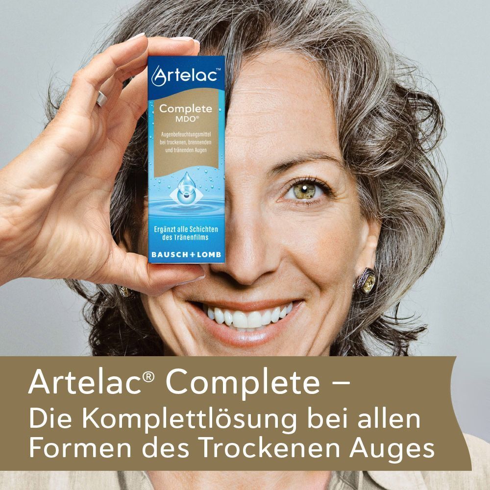 Frau hält Artelac® Complete MDO-Verpackung vor ihr Gesicht. Blaue Verpackung mit Produktinformationen. Text: Die Komplettlösung bei allen Formen des Trockenen Auges.