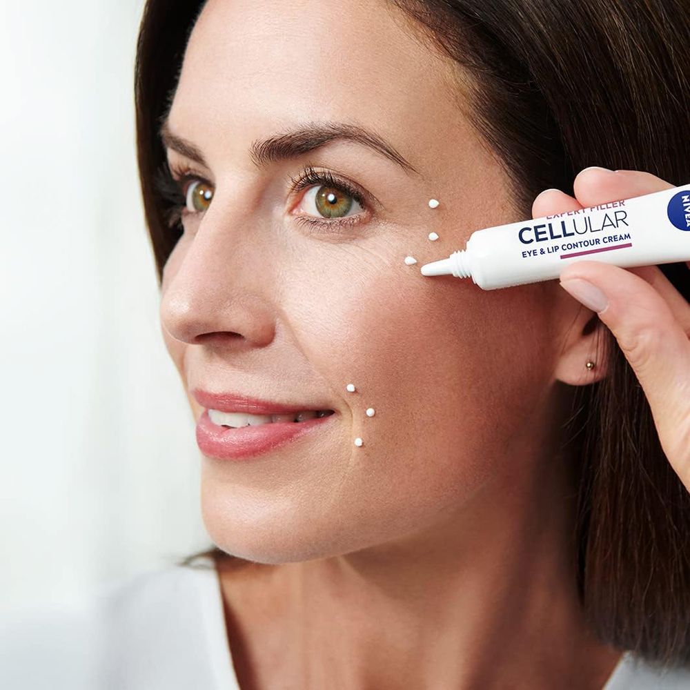 Frau trägt NIVEA CELLULAR Expert Filler Augen & Lippen Konturpflege auf.