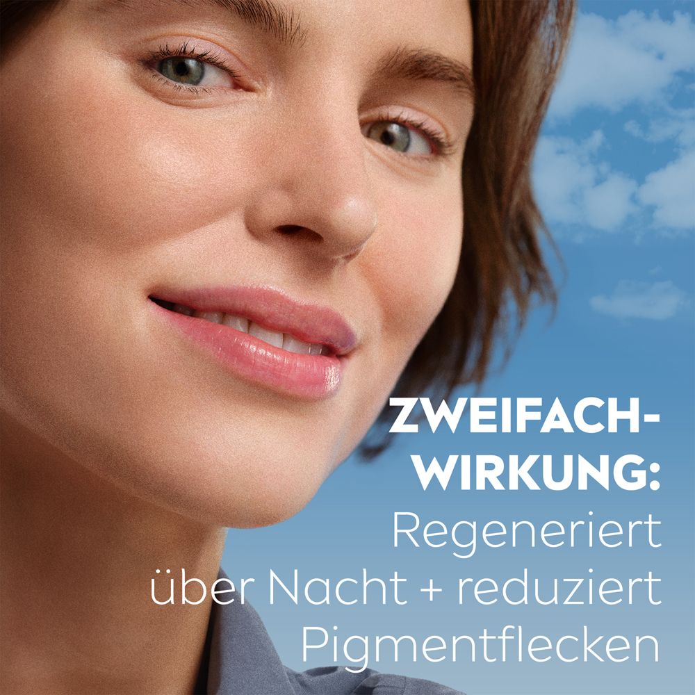 Lächelnde Frau vor blauem Himmel. Text: Zweifach-Wirkung: Regeneriert über Nacht + reduziert Pigmentflecken.