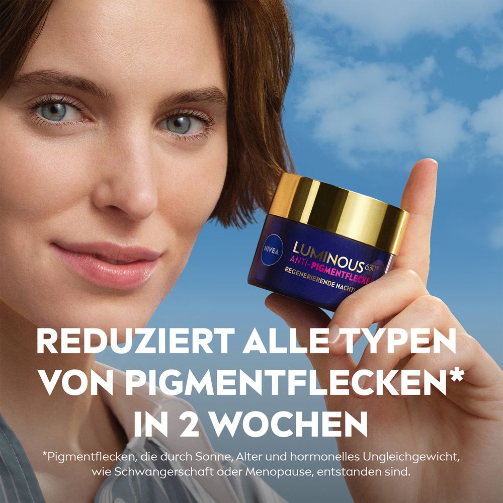 Frau hält NIVEA LUMINOUS630® Nachtpflege Tiegel. Text: Reduziert alle Arten von Pigmentflecken in 2 Wochen.
