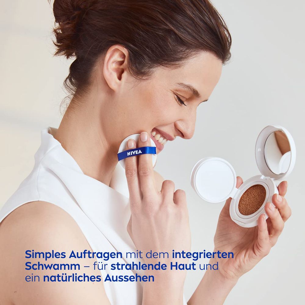 Frau trägt NIVEA CELLULAR Expert Finish 3in1 Pflege Cushion mit Schwamm auf. Inklusive Auftrage-Pad.