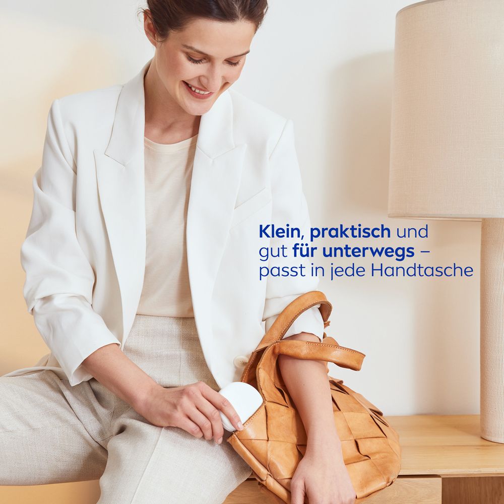 Frau legt NIVEA CELLULAR Expert Finish 3in1 Pflege Cushion in eine Handtasche.