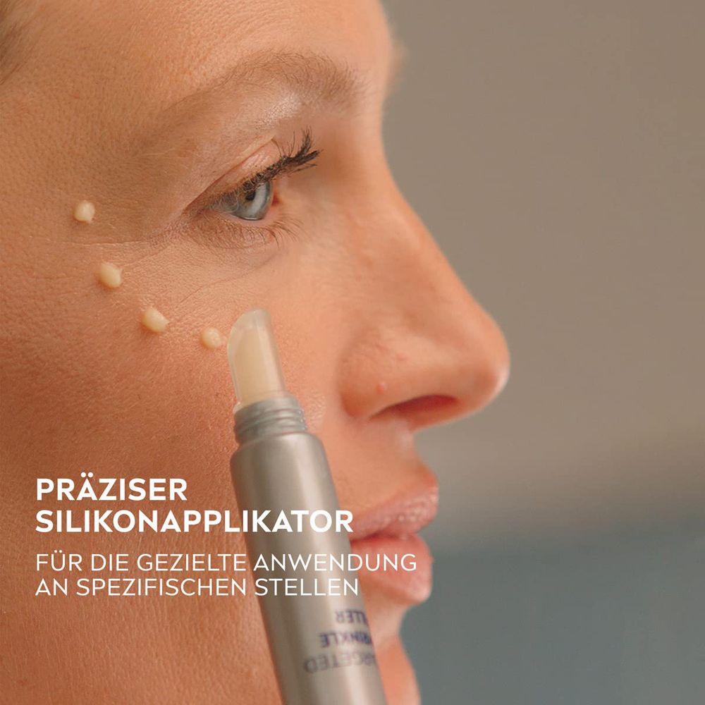 Nahaufnahme einer Frau, die NIVEA Q10 Anti-Falten Experte mit dem präzisen Silikonapplikator aufträgt.