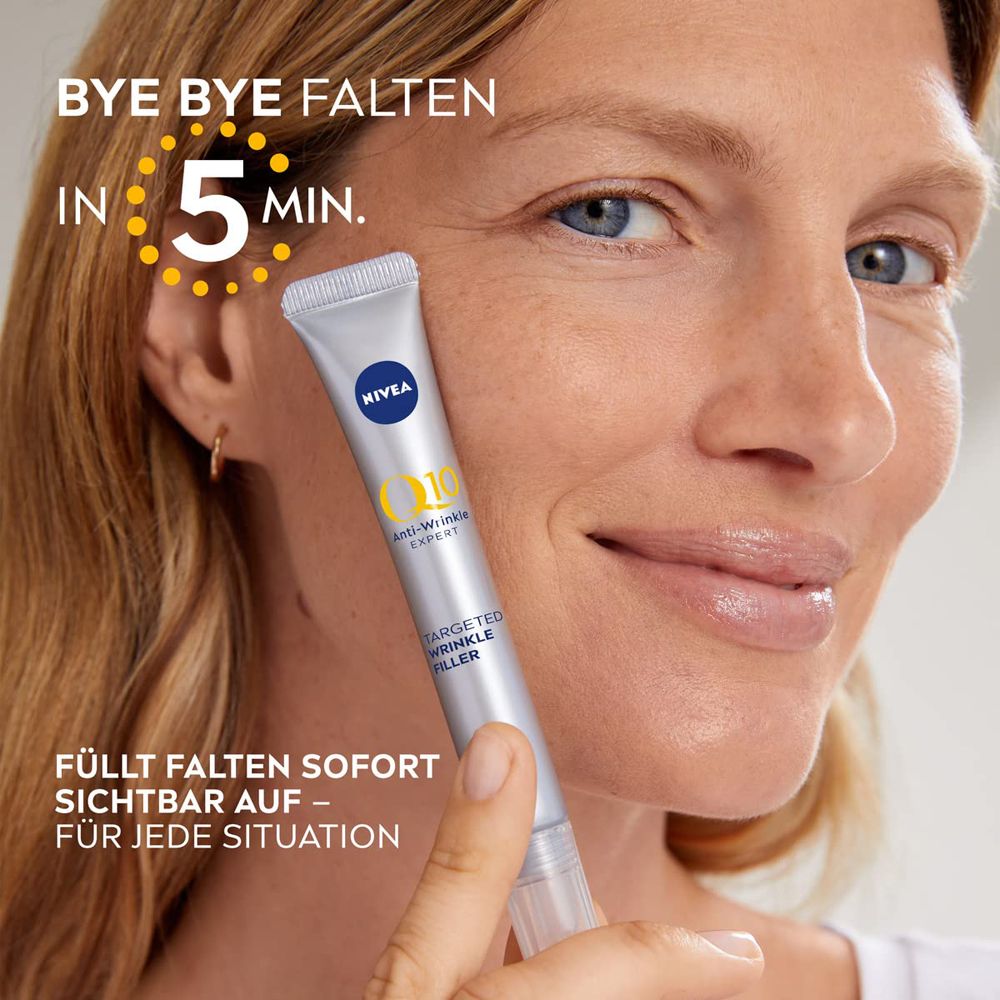 Frau hält NIVEA Q10 Anti-Falten Experte Tube und lächelt, mit Text "Bye Bye Falten in 5 Min.".