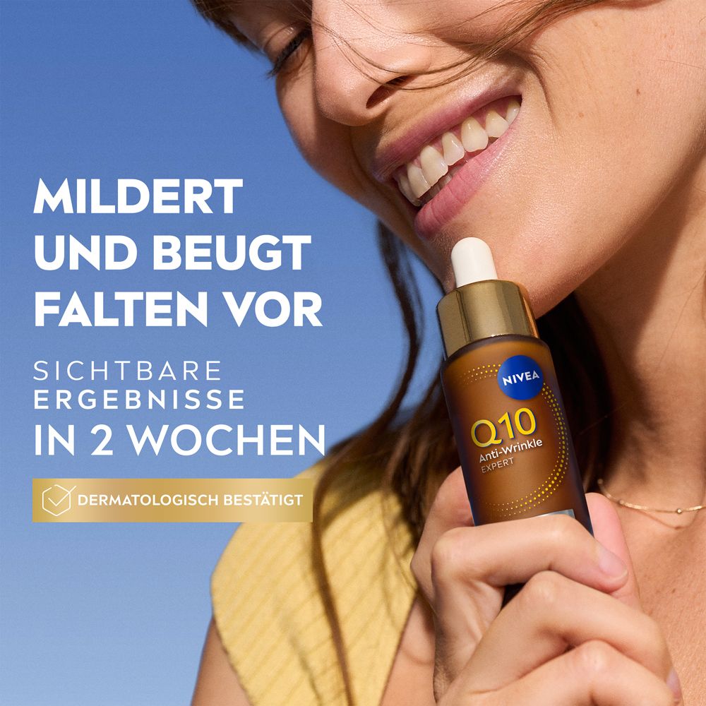 Frau hält NIVEA Q10 Anti-Wrinkle Expert Serum Flasche, dermatologisch bestätigt.