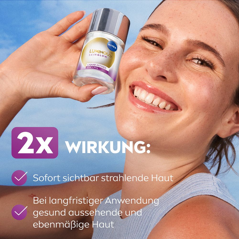 Frau hält NIVEA LUMINOUS630® Skin Glow Liquid Refiner. 2x Wirkung: strahlende Haut, langanhaltend gesund aussehend.
