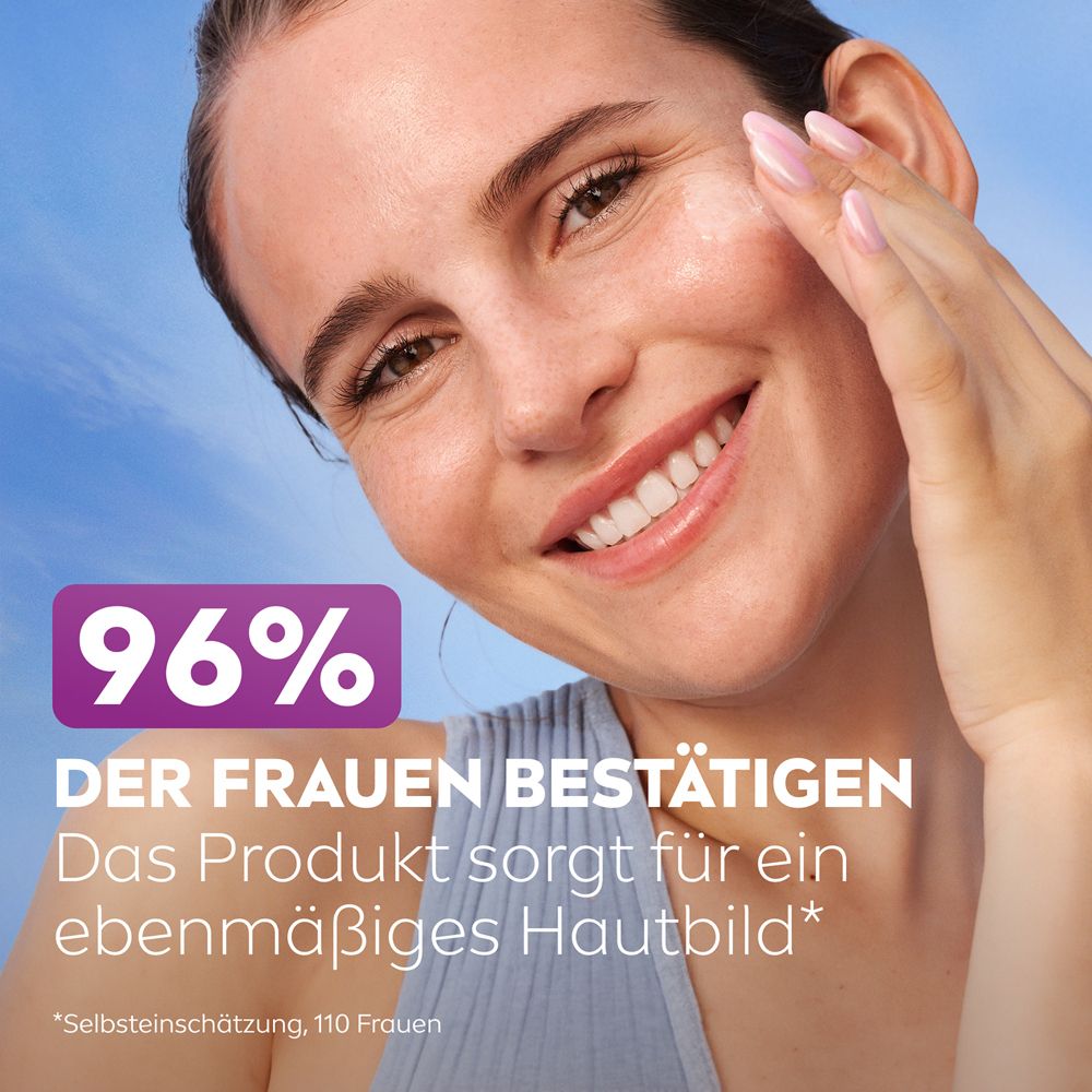 Frau mit NIVEA LUMINOUS630® Skin Glow Liquid Refiner. 96% bestätigen ebenmässiges Hautbild.