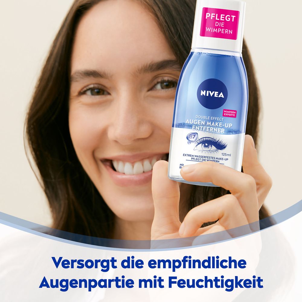 Frau hält NIVEA Augen Make-Up Entferner Flasche, lächelt. Text: Versorgt die empfindliche Augenpartie mit Feuchtigkeit.