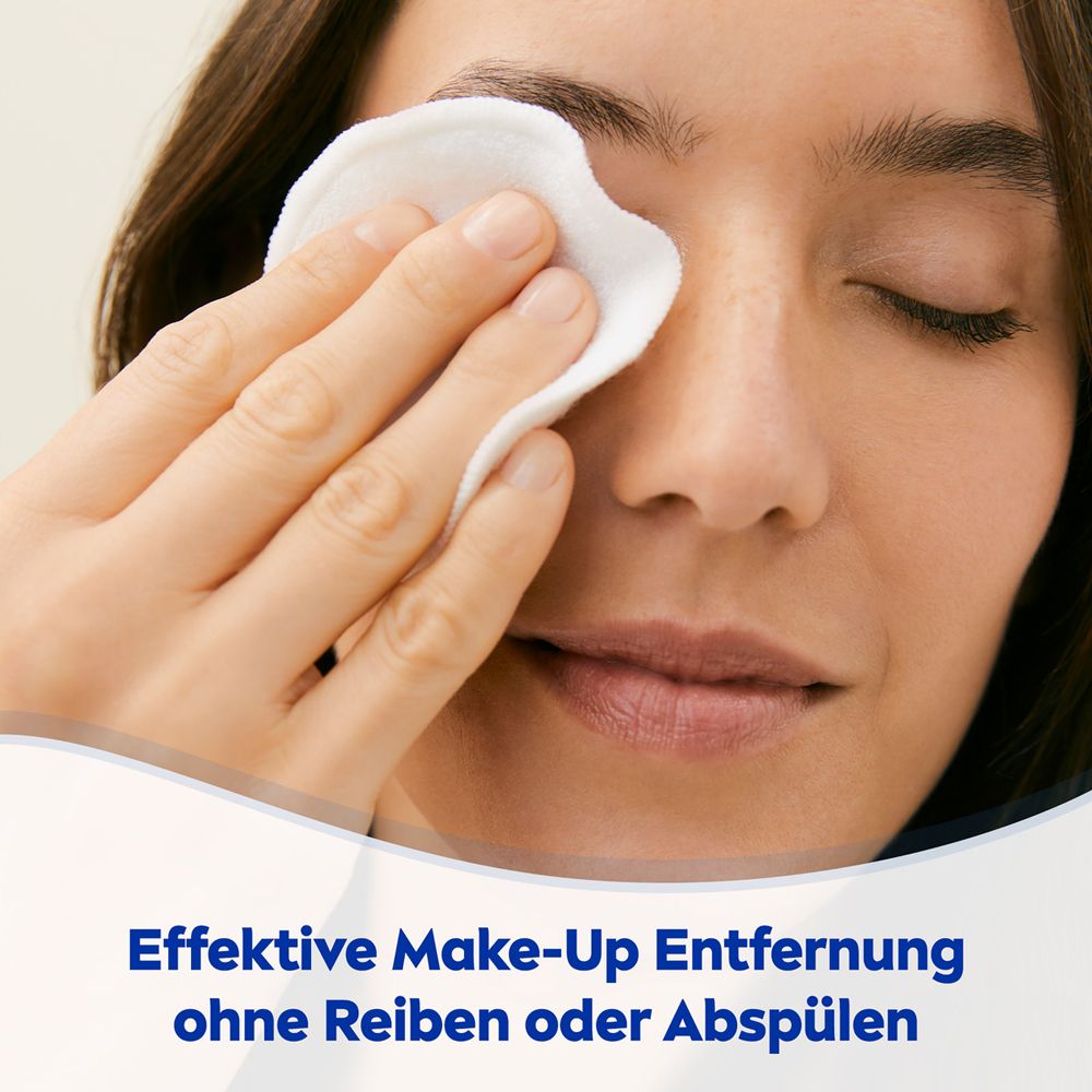 Frau entfernt Make-Up mit Wattepad. Text: Effektive Make-Up Entfernung ohne Reiben oder Abspülen.