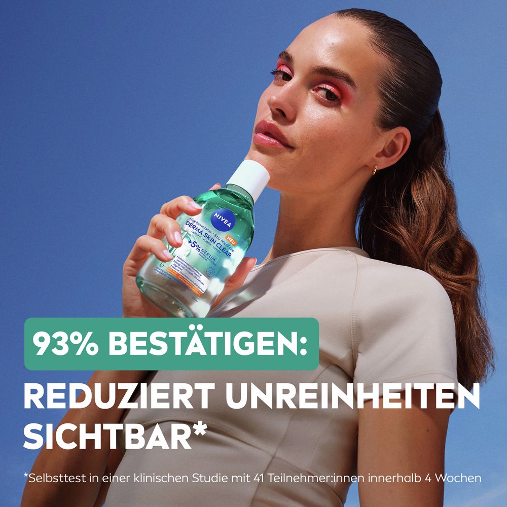 Frau hält NIVEA DERMA SKIN CLEAR Mizellenwasser Flasche. Text: 93% bestätigen: Reduziert Unreinheiten sichtbar.