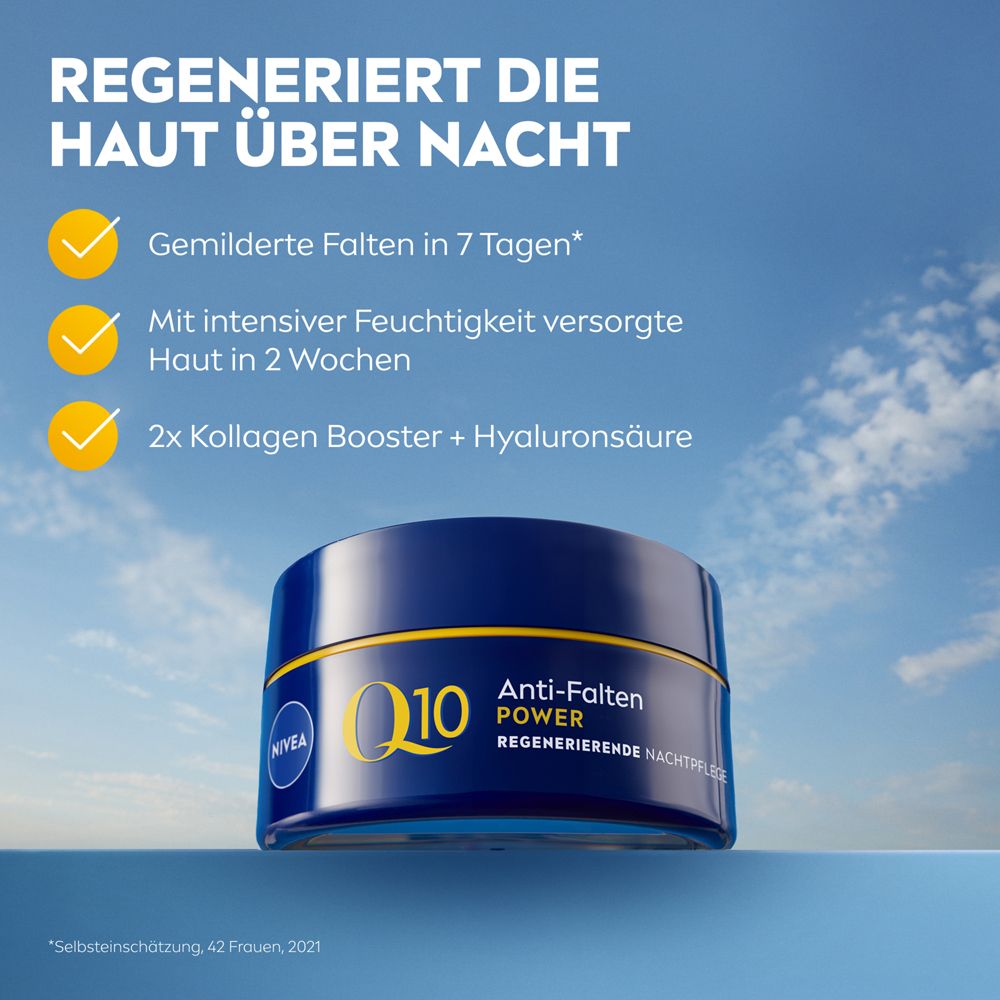 Blauer Tiegel NIVEA Q10 Anti-Falten Power. Text: Anti-Falten Power, Regenerierende Nachtpflege. Hintergrund: Himmel.