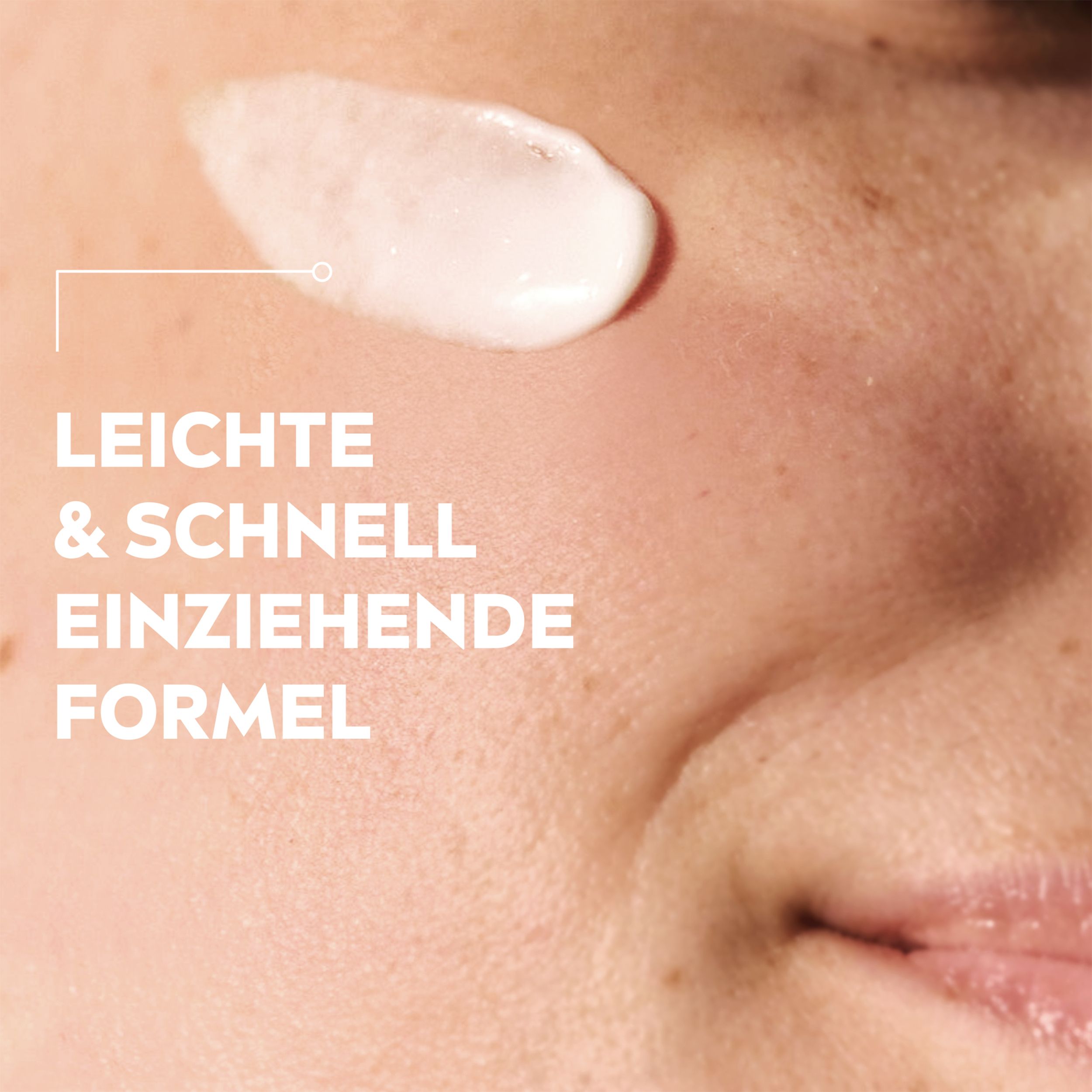 Nahaufnahme einer Hautpartie mit Creme. Text: Leichte & schnell einziehende Formel.