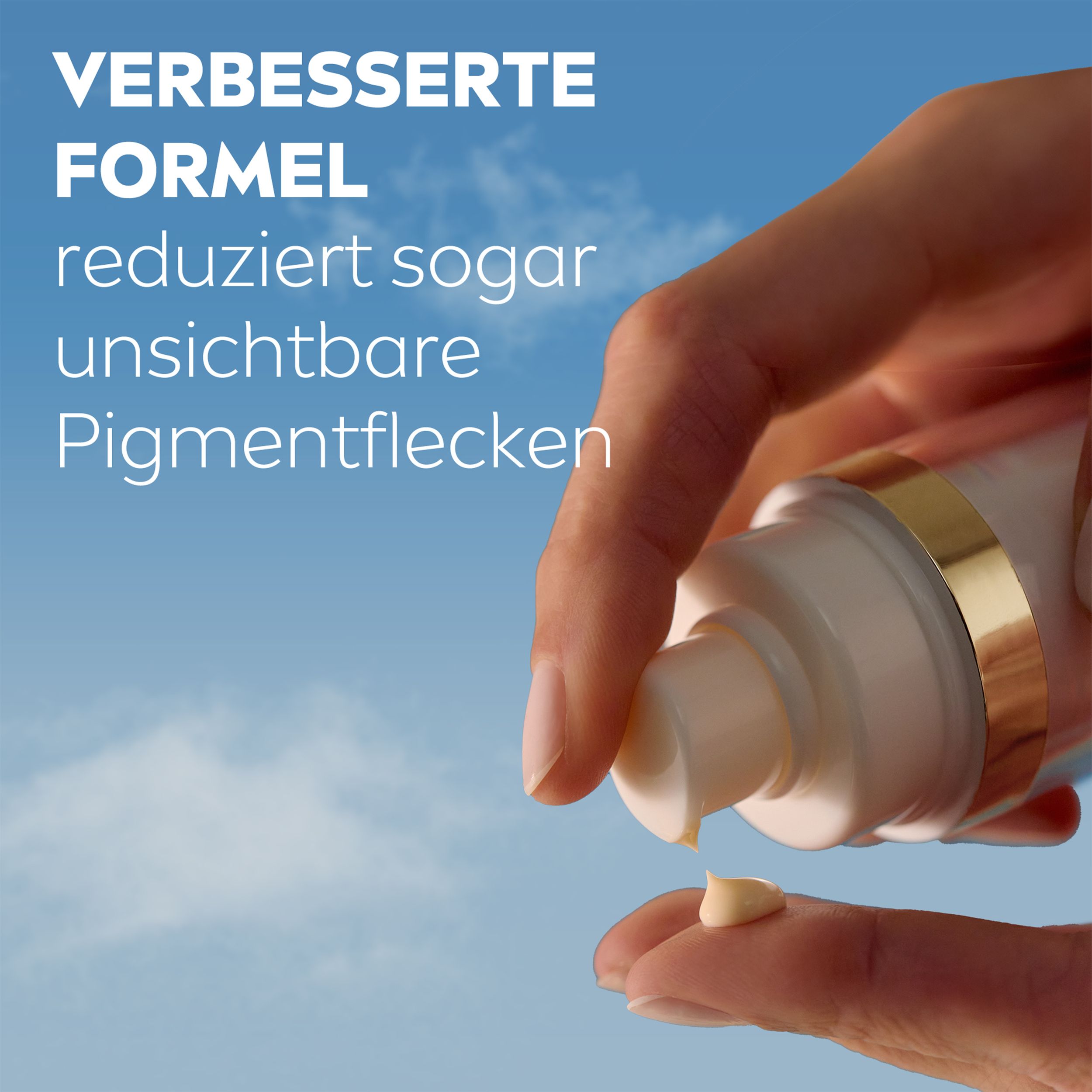 Hand mit Creme. Text: Verbesserte Formel reduziert sogar unsichtbare Pigmentflecken.