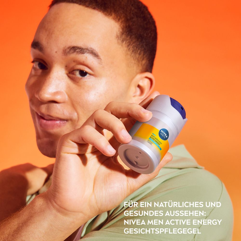 Mann hält NIVEA MEN Active Energy Gesichtspflege Gel.