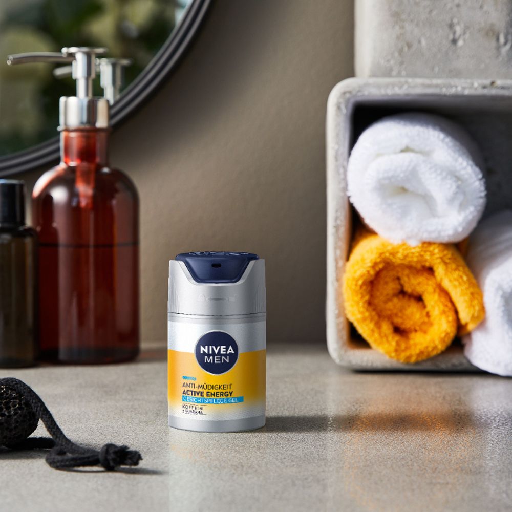 NIVEA MEN Active Energy Gel auf einem Badezimmertisch.