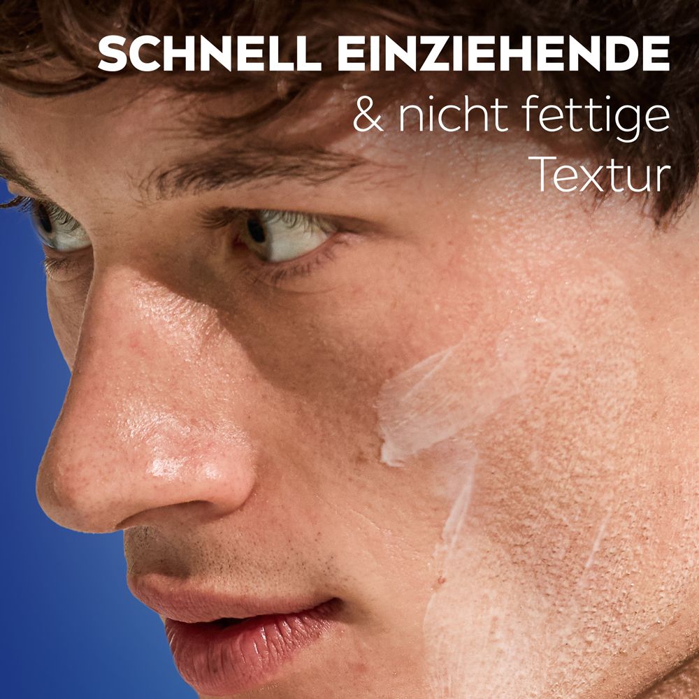 Mann trägt Creme auf. Text: Schnell einziehende & nicht fettige Textur.