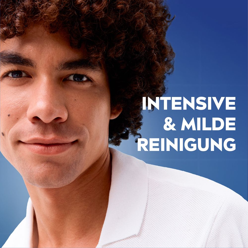 Mann mit Text über intensive und milde Reinigung durch NIVEA MEN Sensitive Waschgel.
