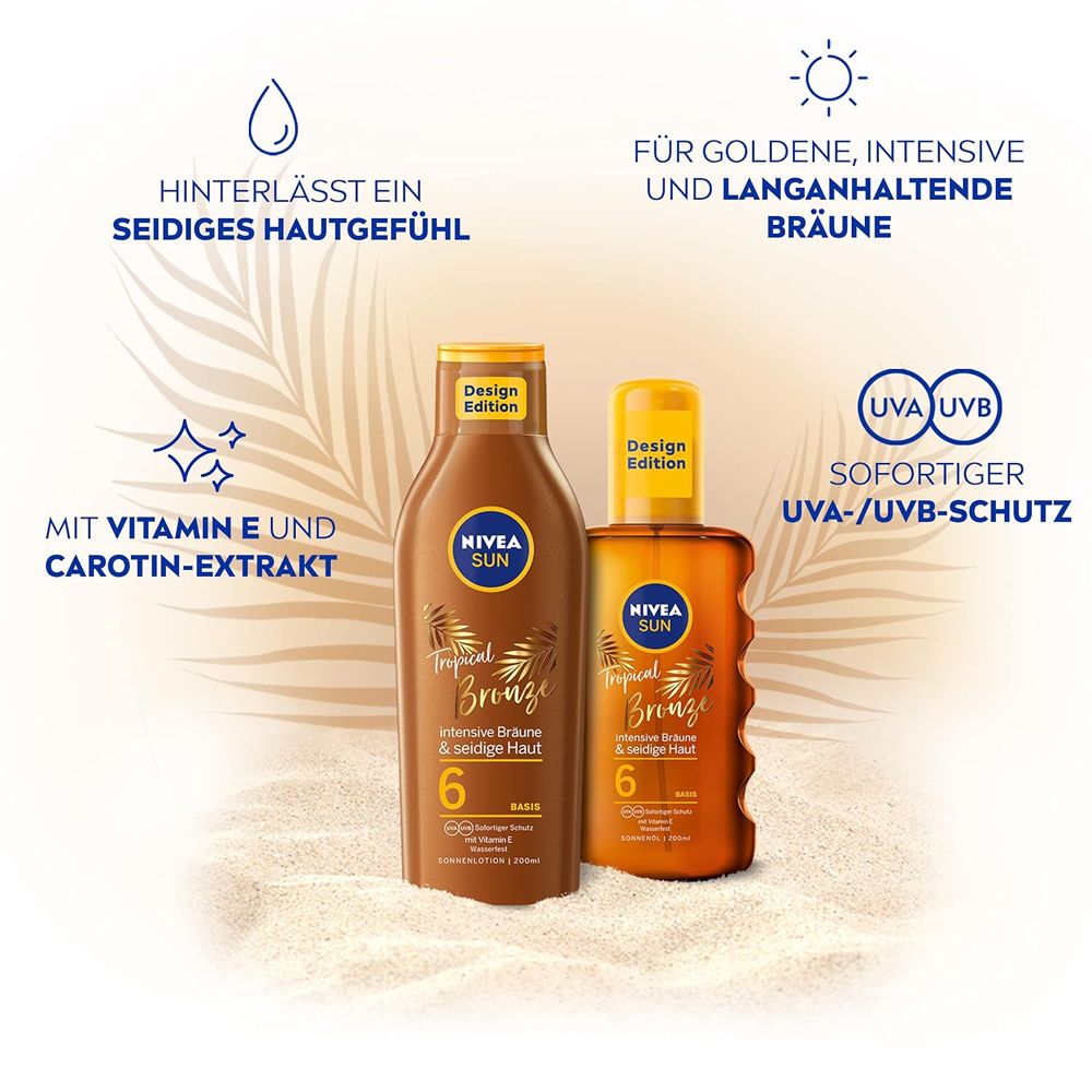 Zwei NIVEA SUN Tropical Bronze Flaschen, eine braune Lotion und eine braune Sprühflasche, auf Sand.
